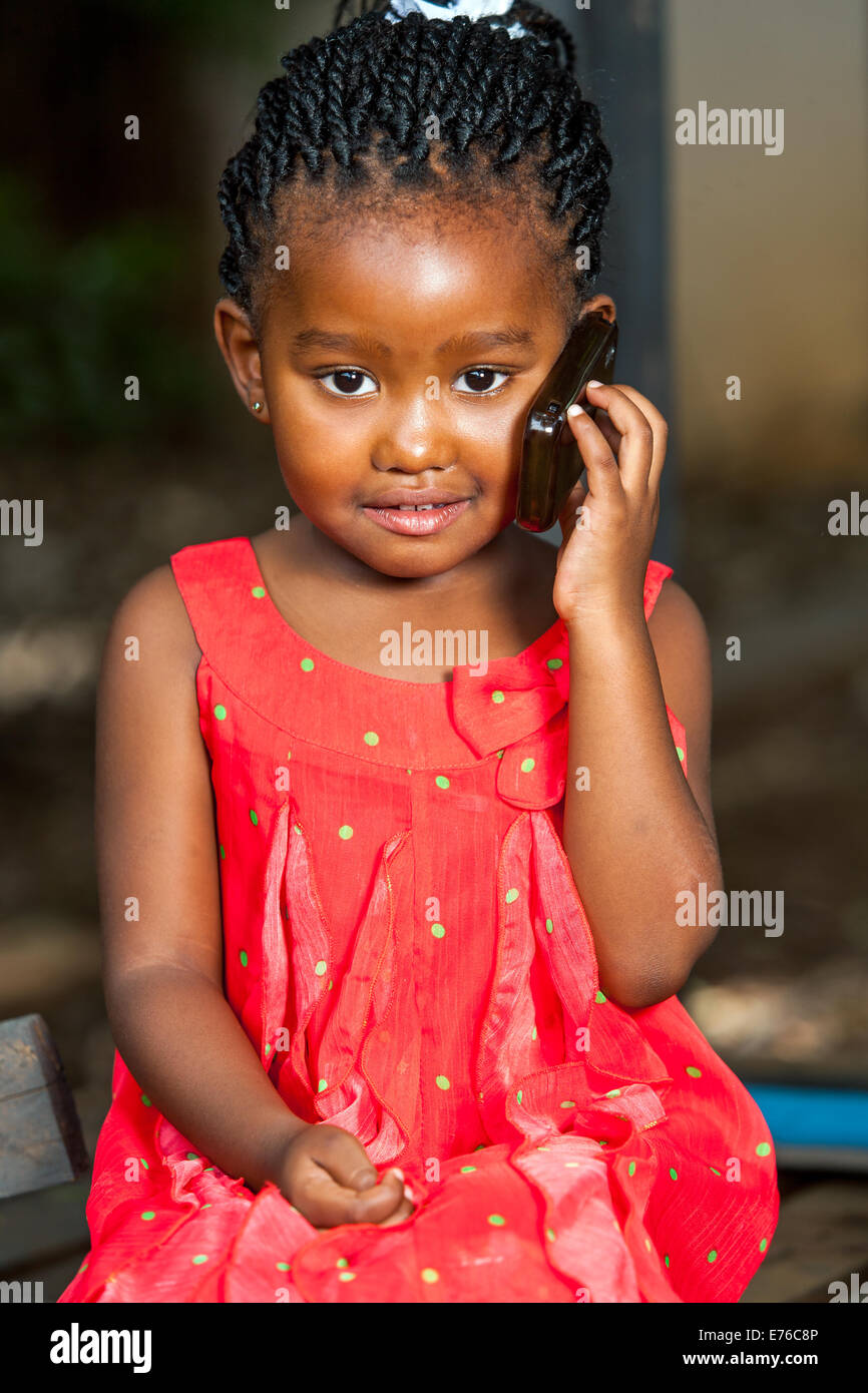 Porträt von netten afrikanischen Mädchen am Handy im freien sprechen hautnah. Stockfoto