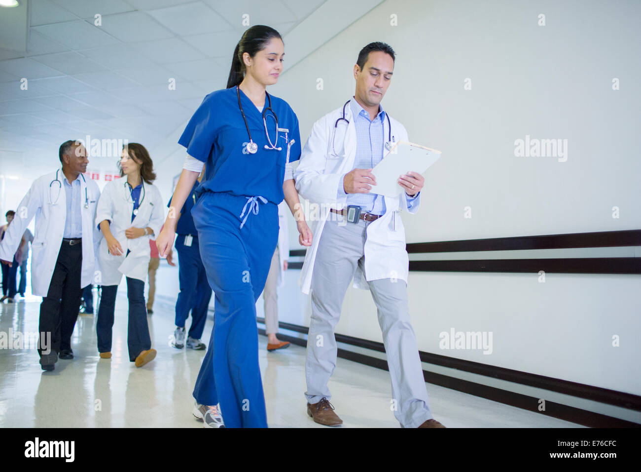 Arzt und Krankenschwester lesen medizinischen Diagramm im Krankenhaus Stockfoto