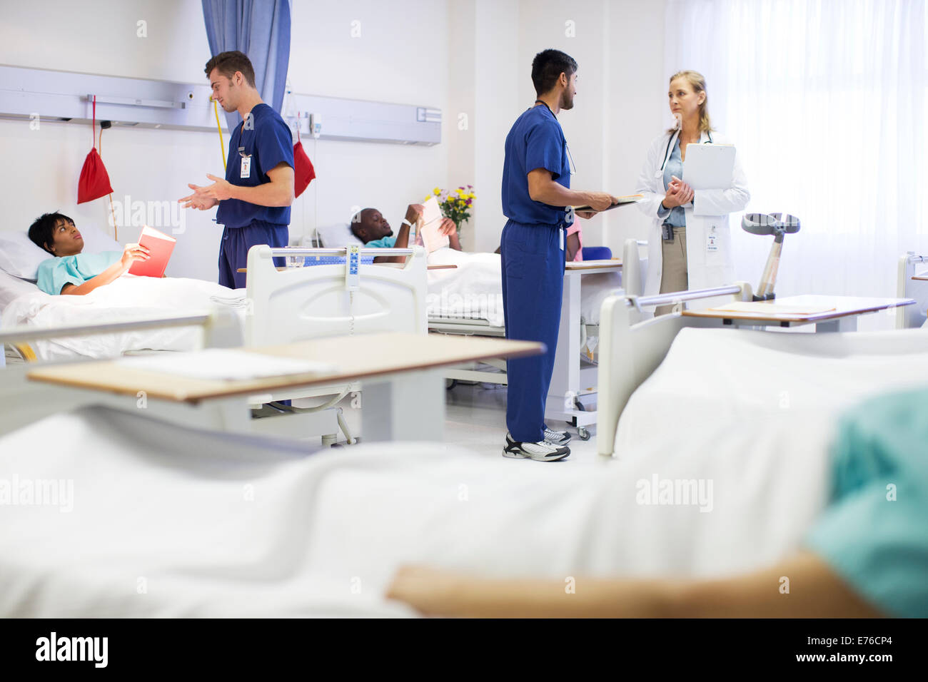 Arzt, Pflegepersonal und Patienten im Krankenzimmer Stockfoto