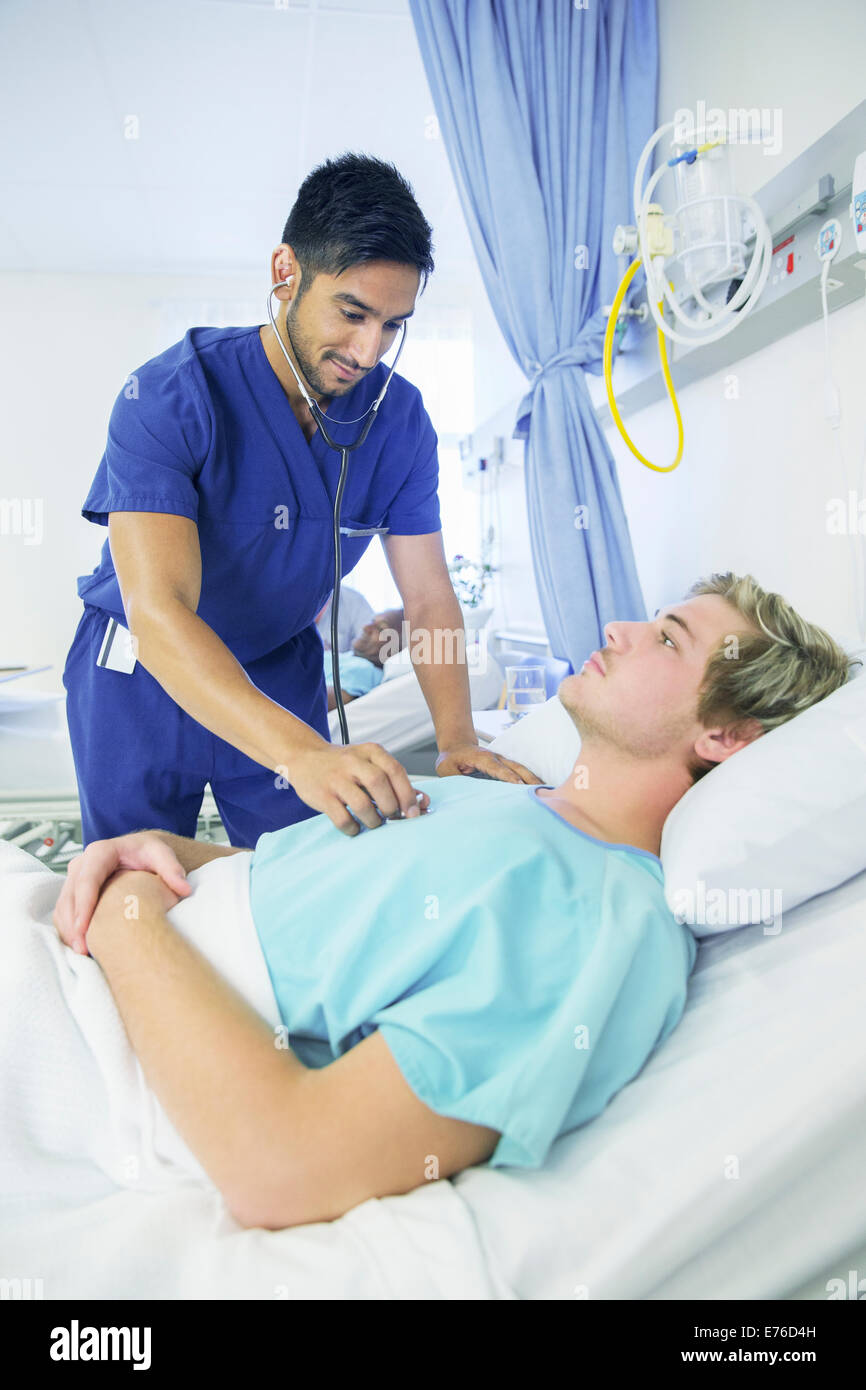 Krankenschwester untersuchen Patient im Krankenzimmer Stockfoto