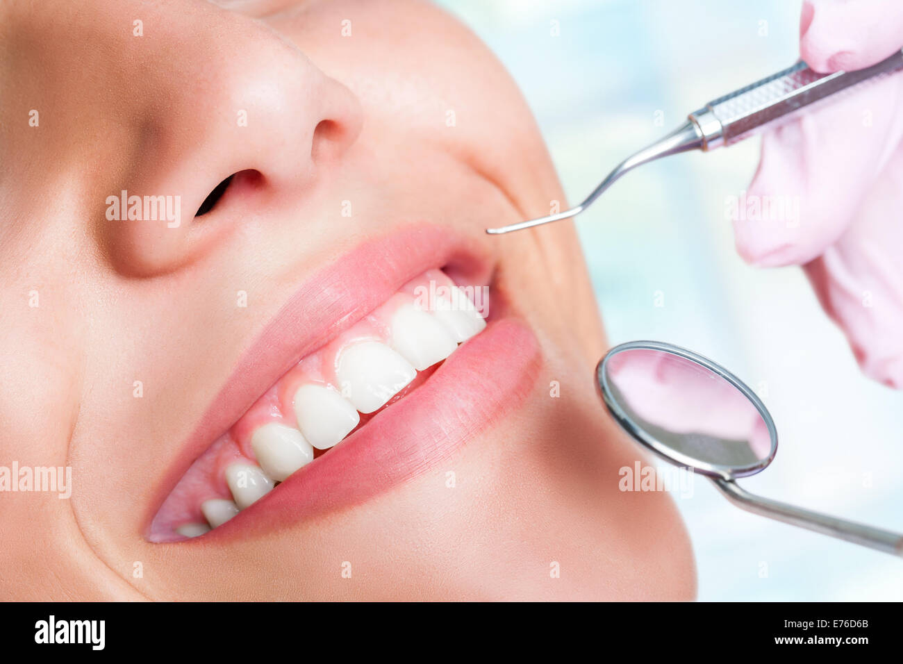 Makro Nahaufnahme von menschlichen Zähnen mit Beil und Mund Spiegel Stockfoto