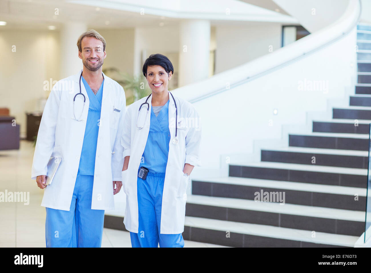 Ärzte im Krankenhaus lächelnd Stockfoto