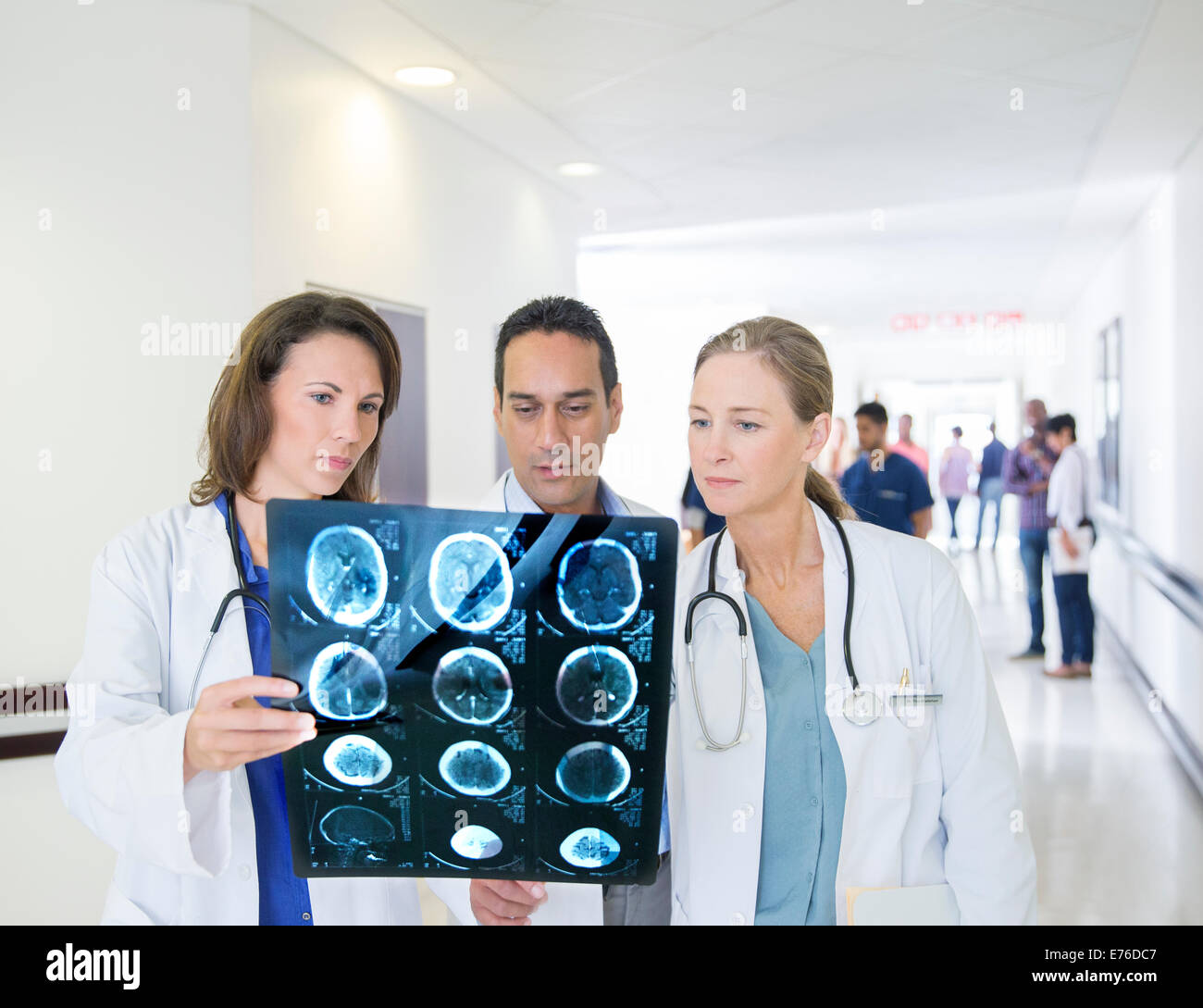 Ärzte untersuchen Röntgenaufnahmen im Krankenhaus-Flur Stockfoto
