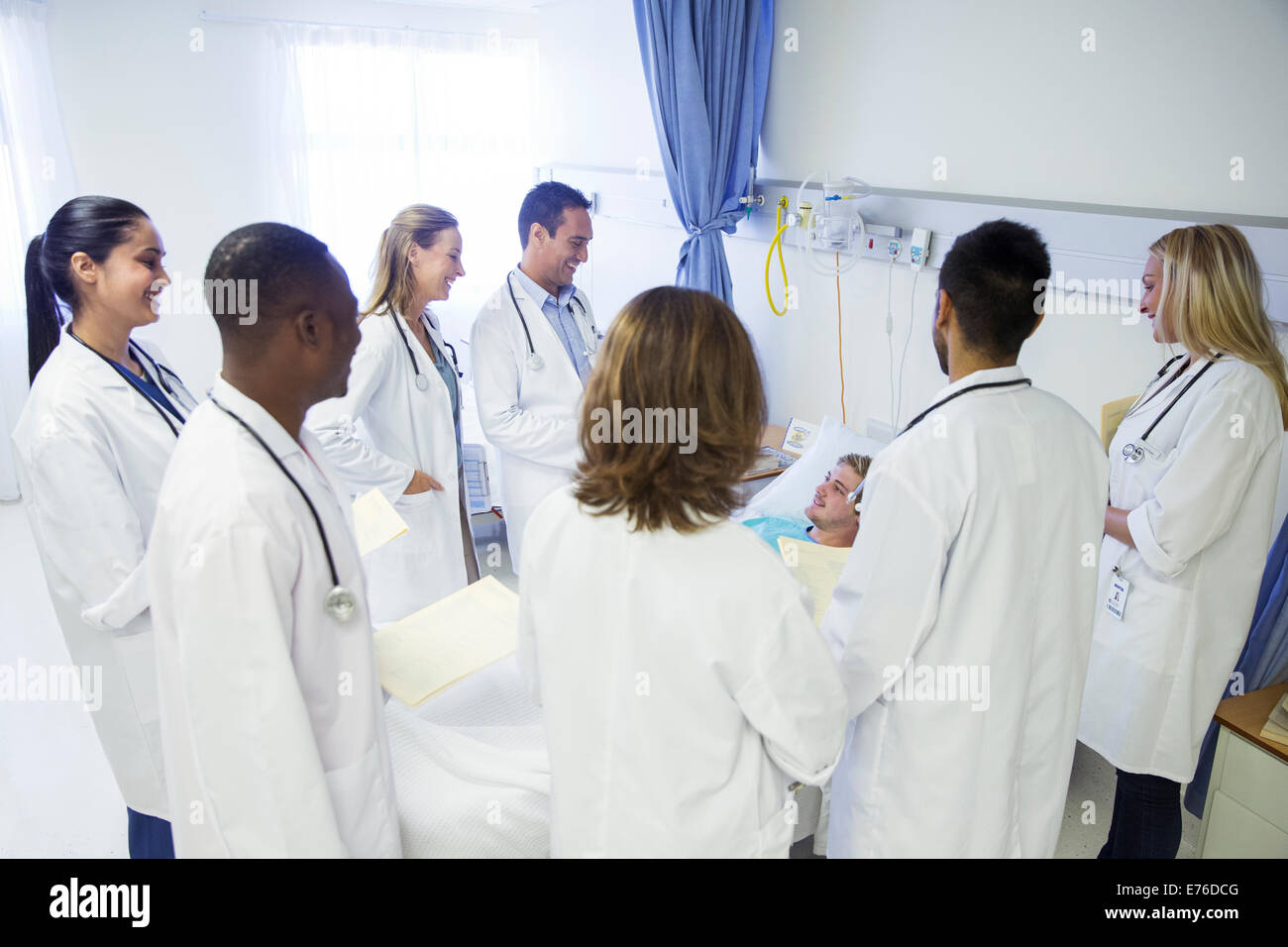 Arzt und Patient im Krankenzimmer Prüfung Einwohner Stockfoto