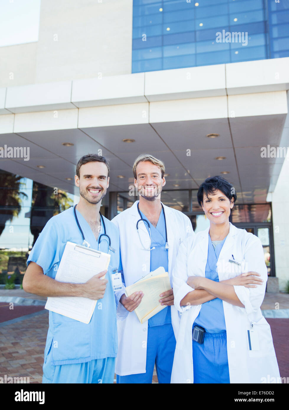 Ärzte und Krankenschwester Lächeln Außenseite Krankenhaus Stockfoto