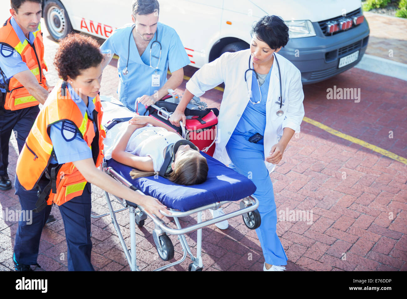 Arzt, Krankenschwester und Sanitäter Machenschaften Patienten auf Keilrahmen Stockfoto