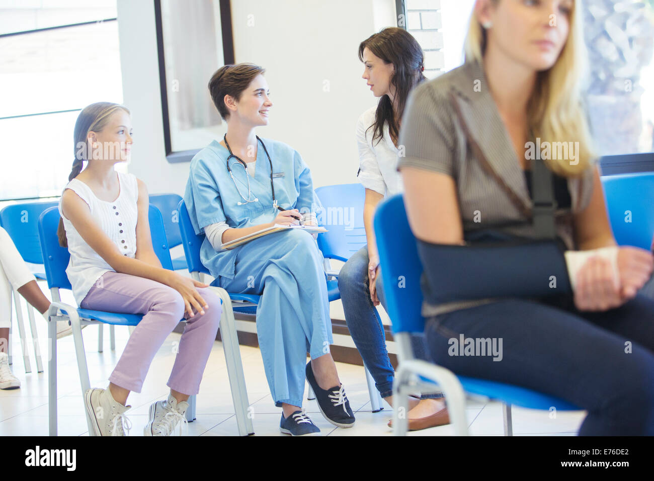 Krankenschwester und Patienten im Krankenhaus sprechen Stockfoto