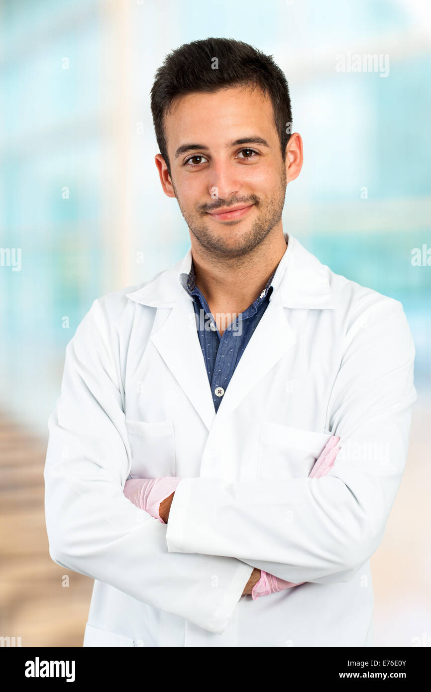 Porträt des jungen männlichen Arzt in Schlafrock hautnah. Stockfoto