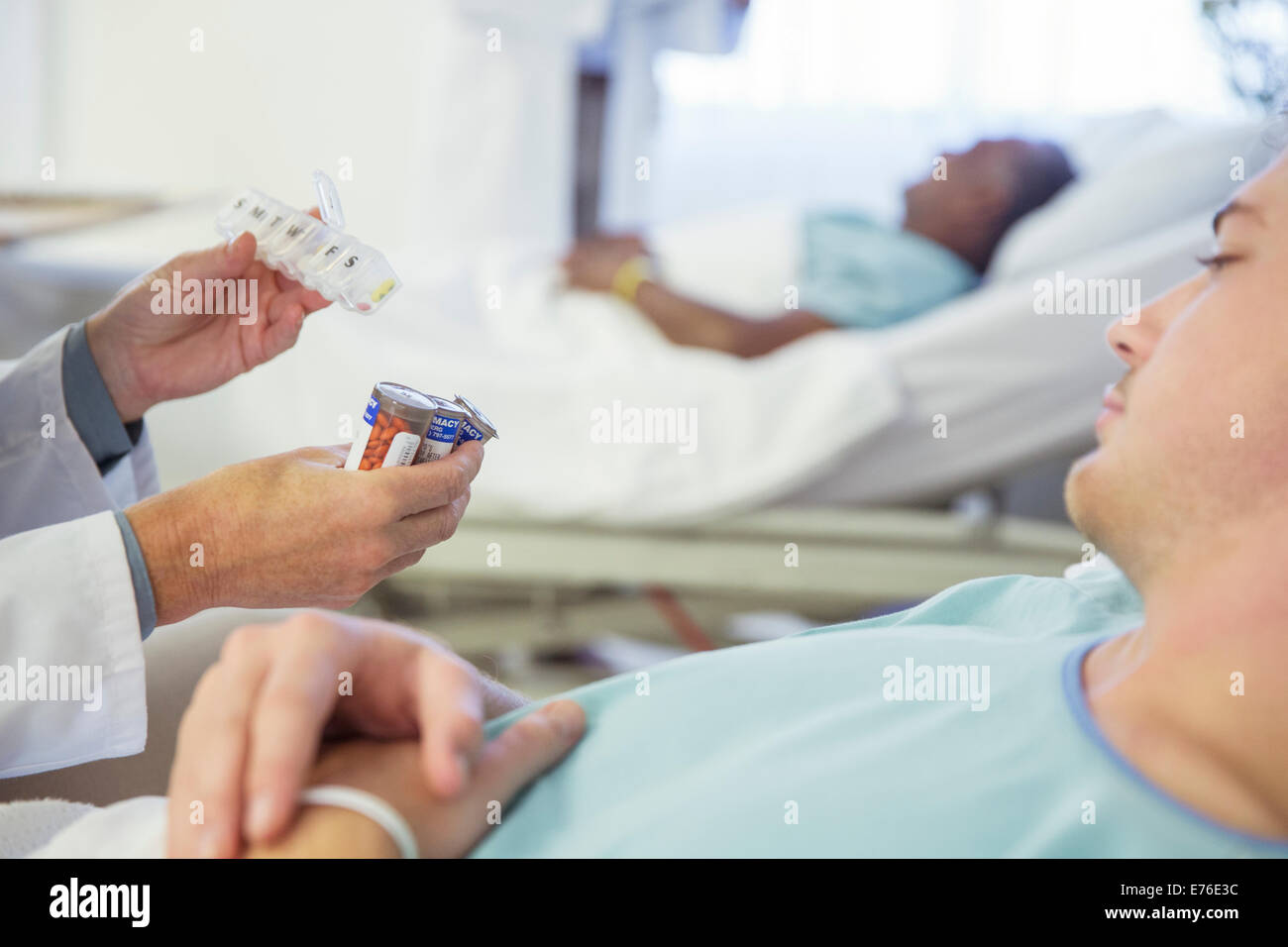 Arzt erklären, Medikamente für Patienten im Krankenhaus Stockfoto