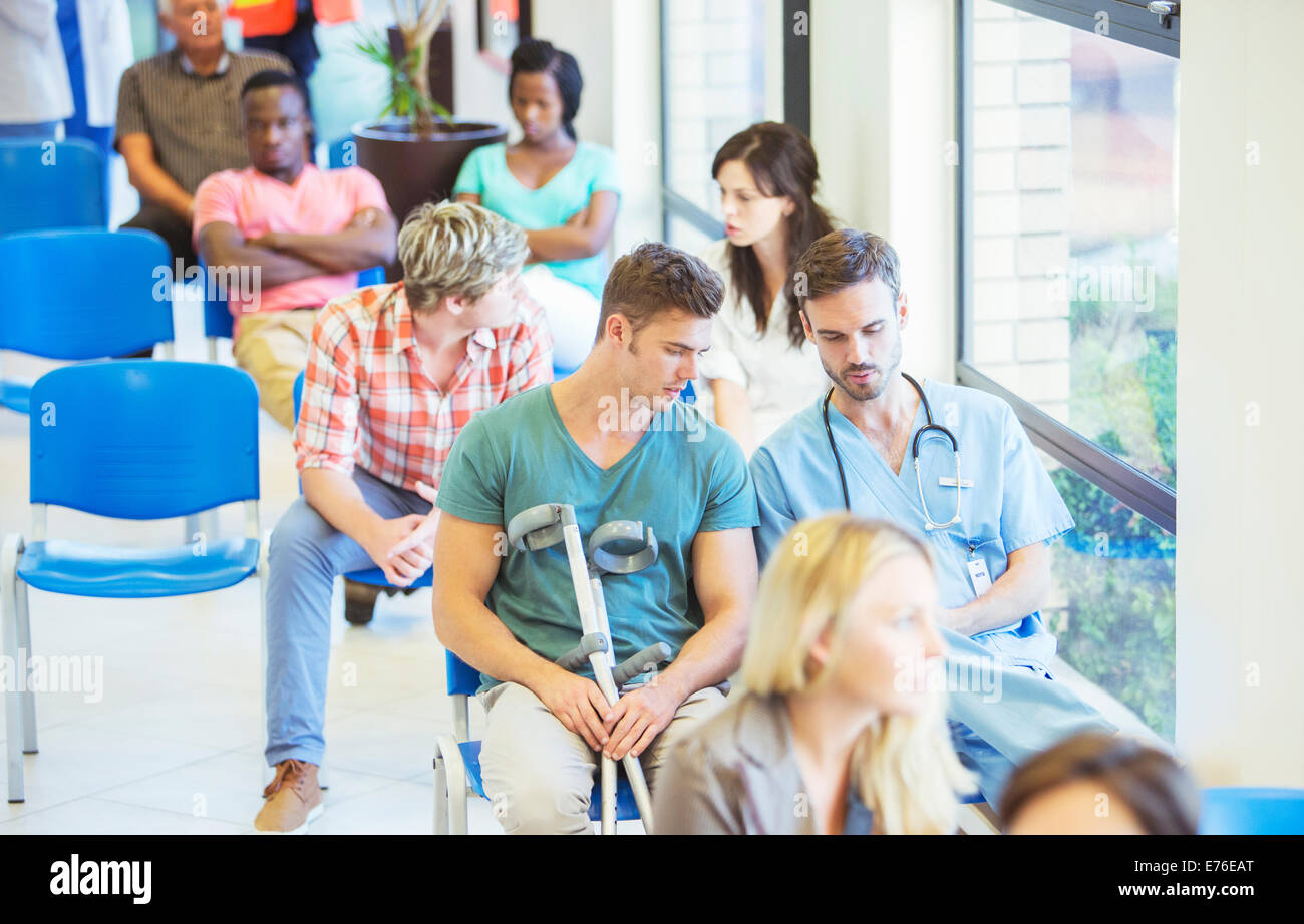 Krankenschwester und Patient im Krankenhaus sprechen Stockfoto