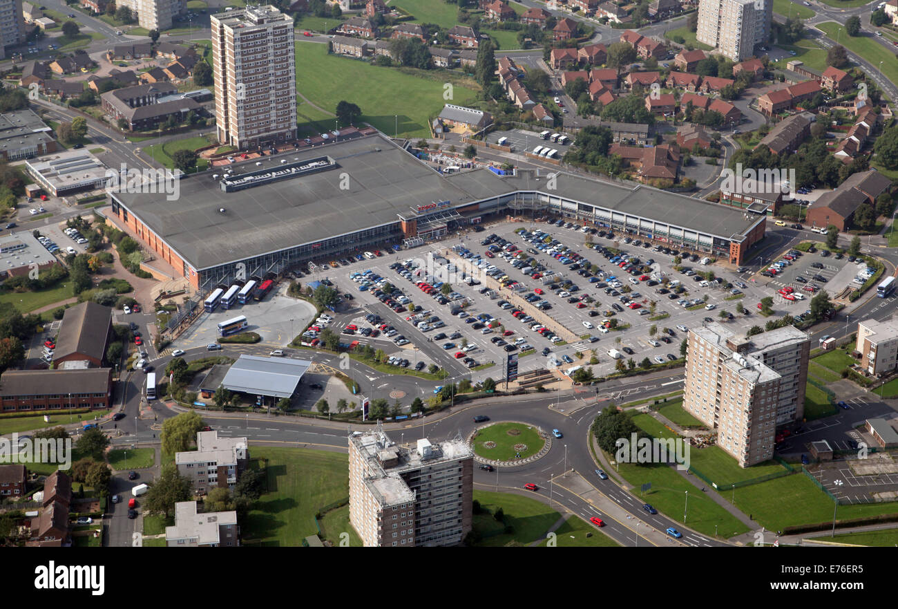 Luftaufnahme des Seacroft Green Shopping Centre Leeds, UK, mit einem Tesco Extra-Supermarkt Stockfoto
