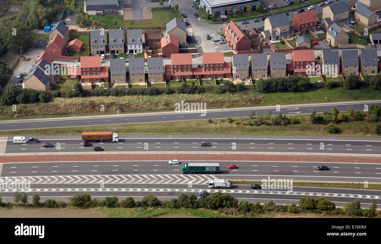 Luftaufnahme von neuen Wohnungen, die neben der Autobahn M1 in der Nähe von Leeds, UK Stockfoto