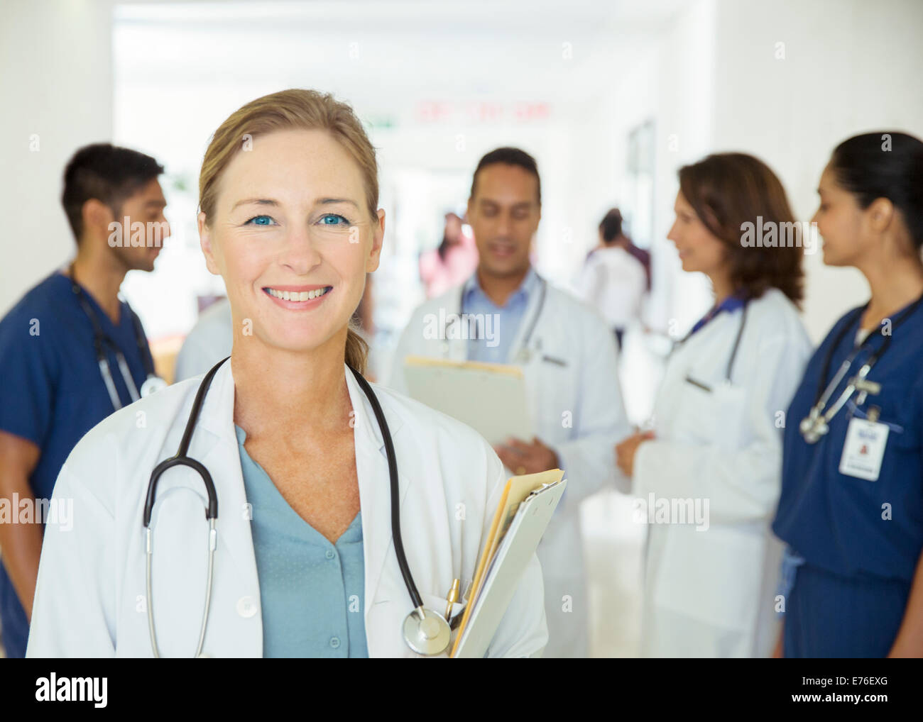 Arzt im Krankenhaus Flur lächelnd Stockfoto