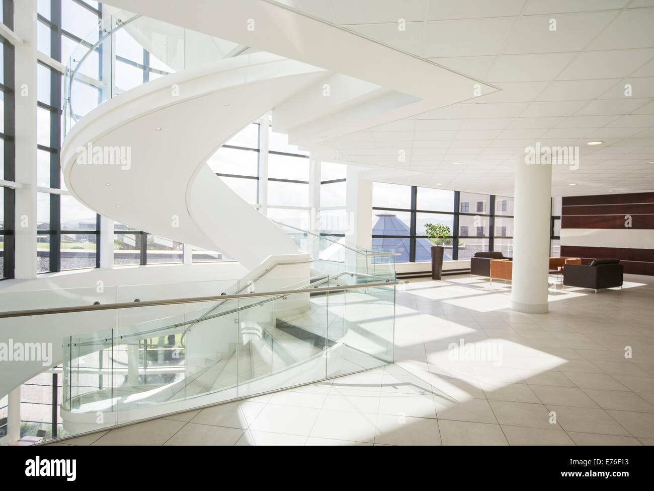 Wendeltreppe im modernen Gebäude Stockfoto