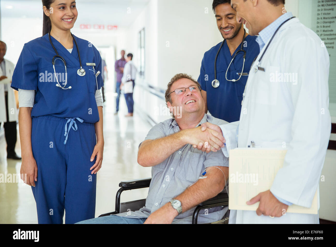 Arzt und Patient Händeschütteln im Krankenhaus Stockfoto