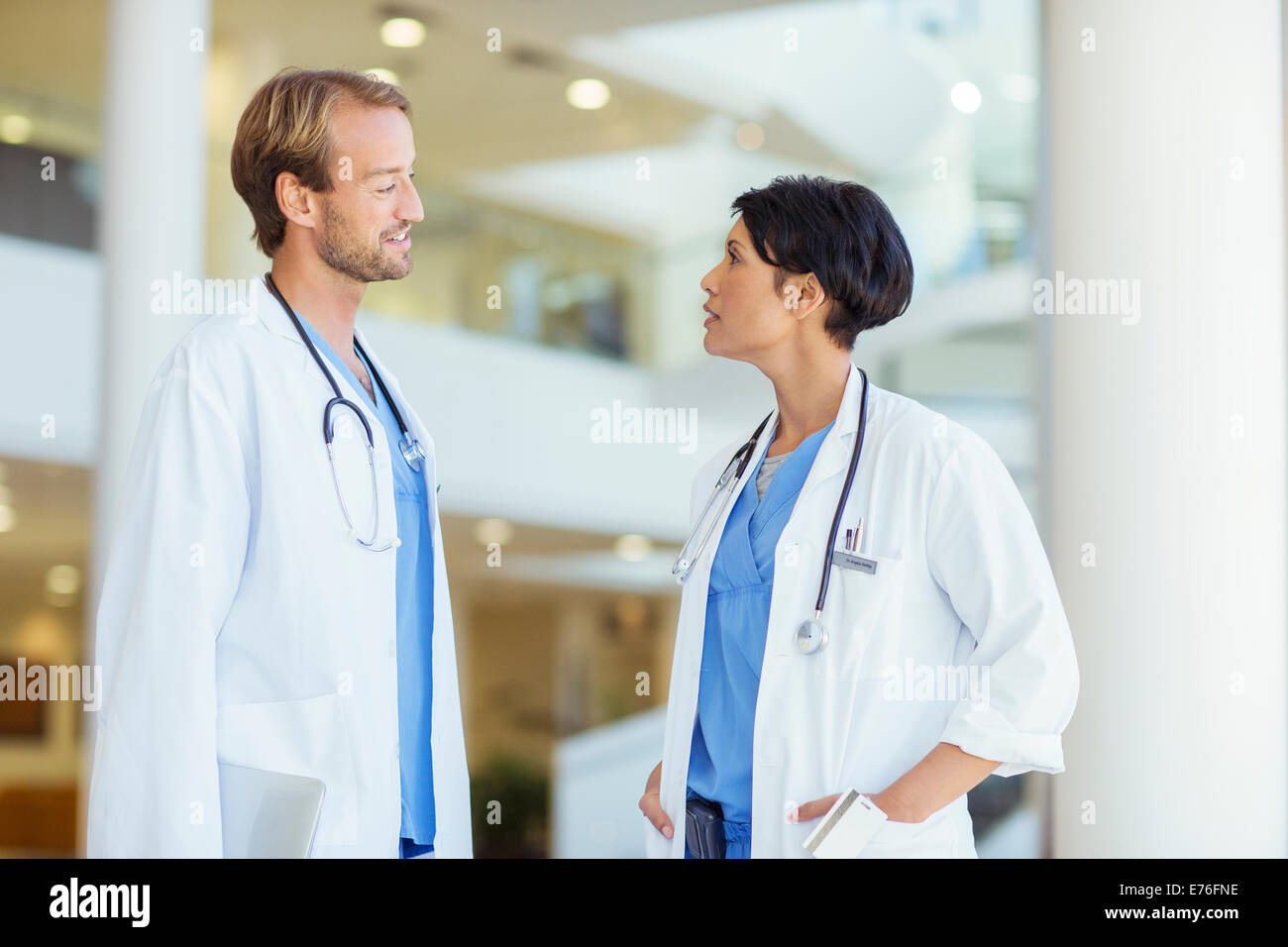 Ärzte im Krankenhaus sprechen Stockfoto