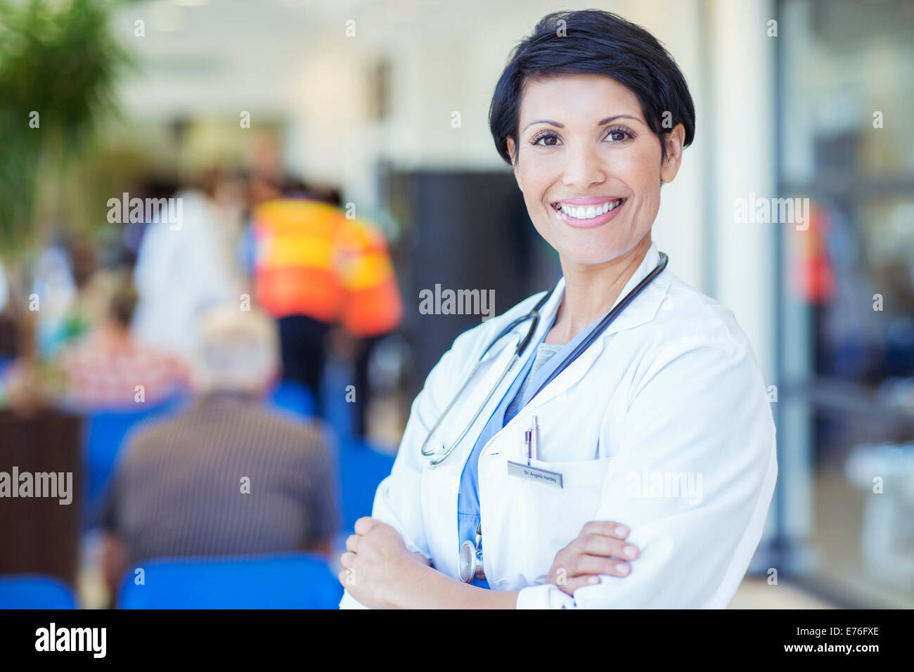 Arzt Lächeln Außenseite Krankenhaus Stockfoto