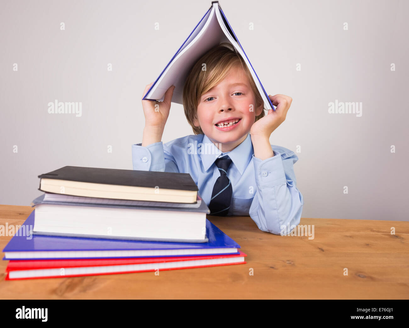 Student-Abdeckung-Kopf mit Buch Stockfoto