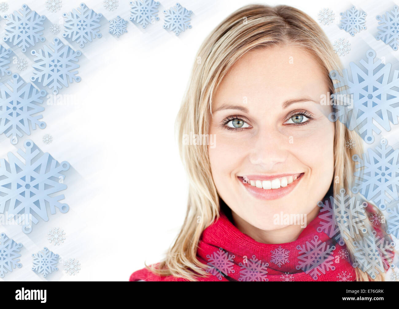 Zusammengesetztes Bild Porträt einer schönen Frau mit einem roten Schal in die Kamera Lächeln Stockfoto