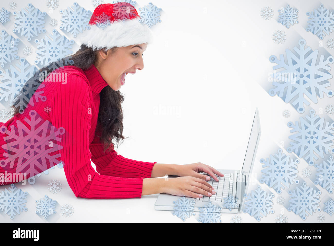 Zusammengesetztes Bild schöne festliche Frau Tippen auf laptop Stockfoto