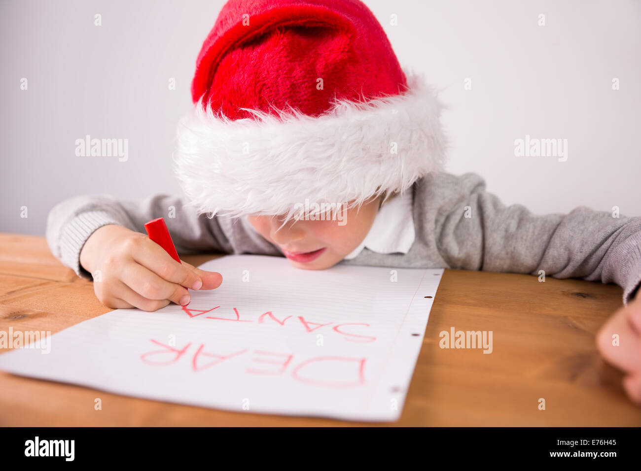 Kinder schreiben Brief an den Weihnachtsmann Stockfoto