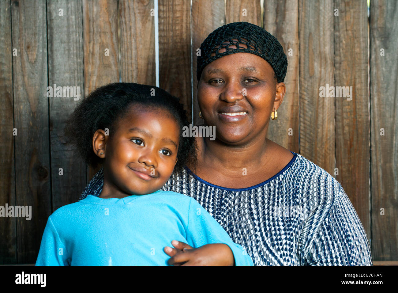 Porträt des jungen afrikanischen Mutter mit Töchterchen. Stockfoto