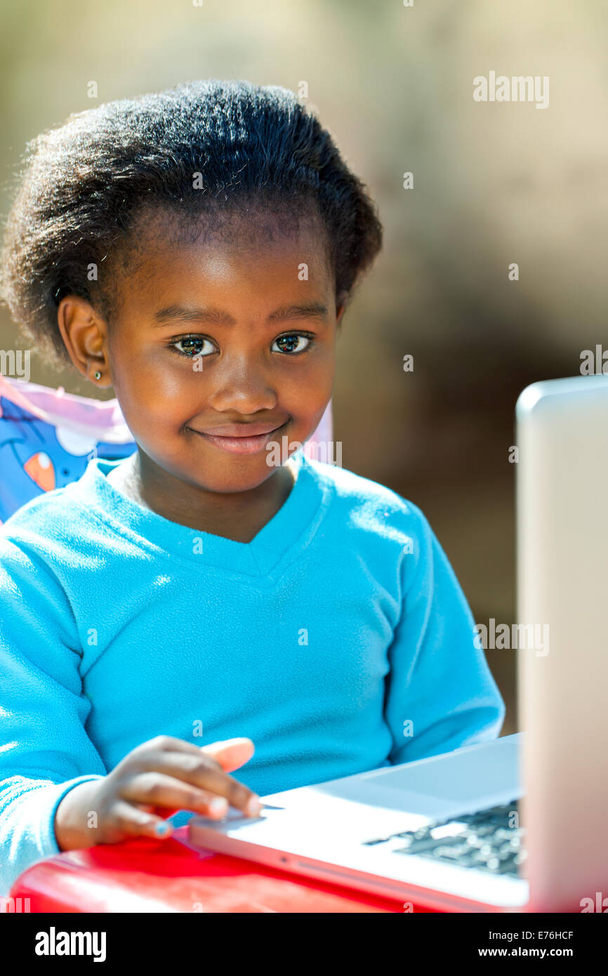 Portrait des afrikanischen Studenten auf Laptop Navigation. Stockfoto