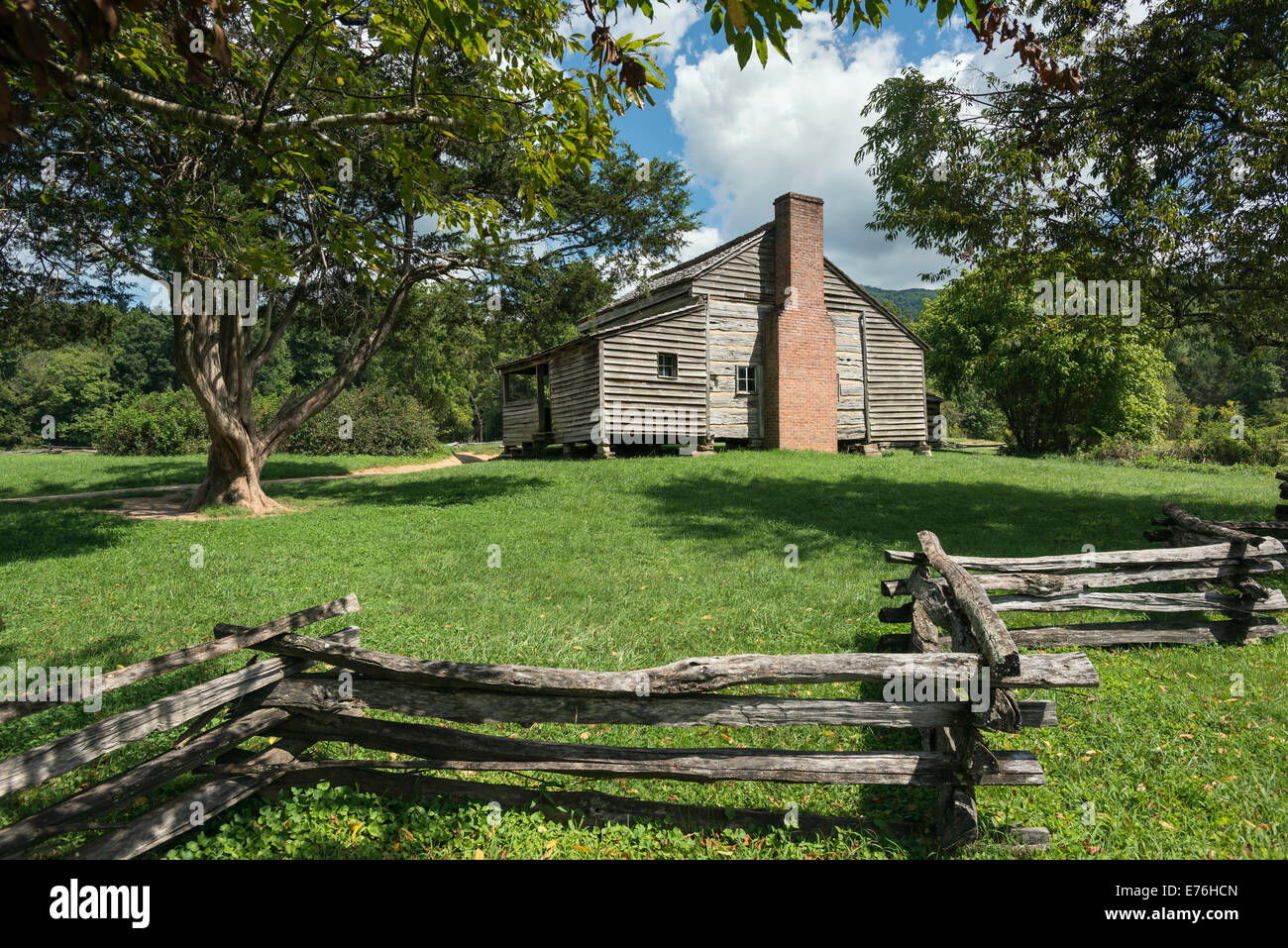 Alten Gehöft Blockhütte in den Great Rauch Mountains in Tennessee, USA. Stockfoto