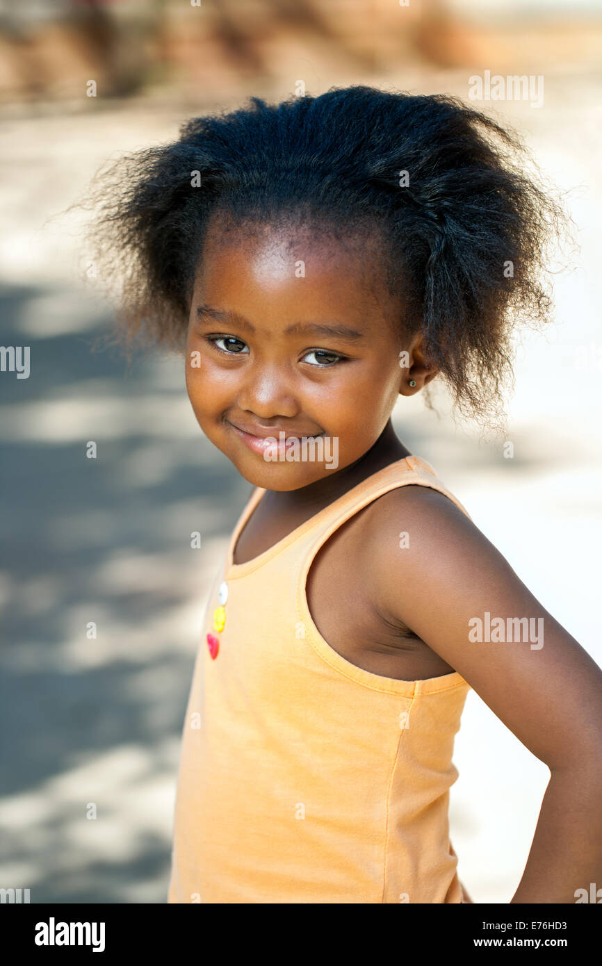Porträt von niedlichen afrikanischen Youngster in orange Weste im Freien. Stockfoto