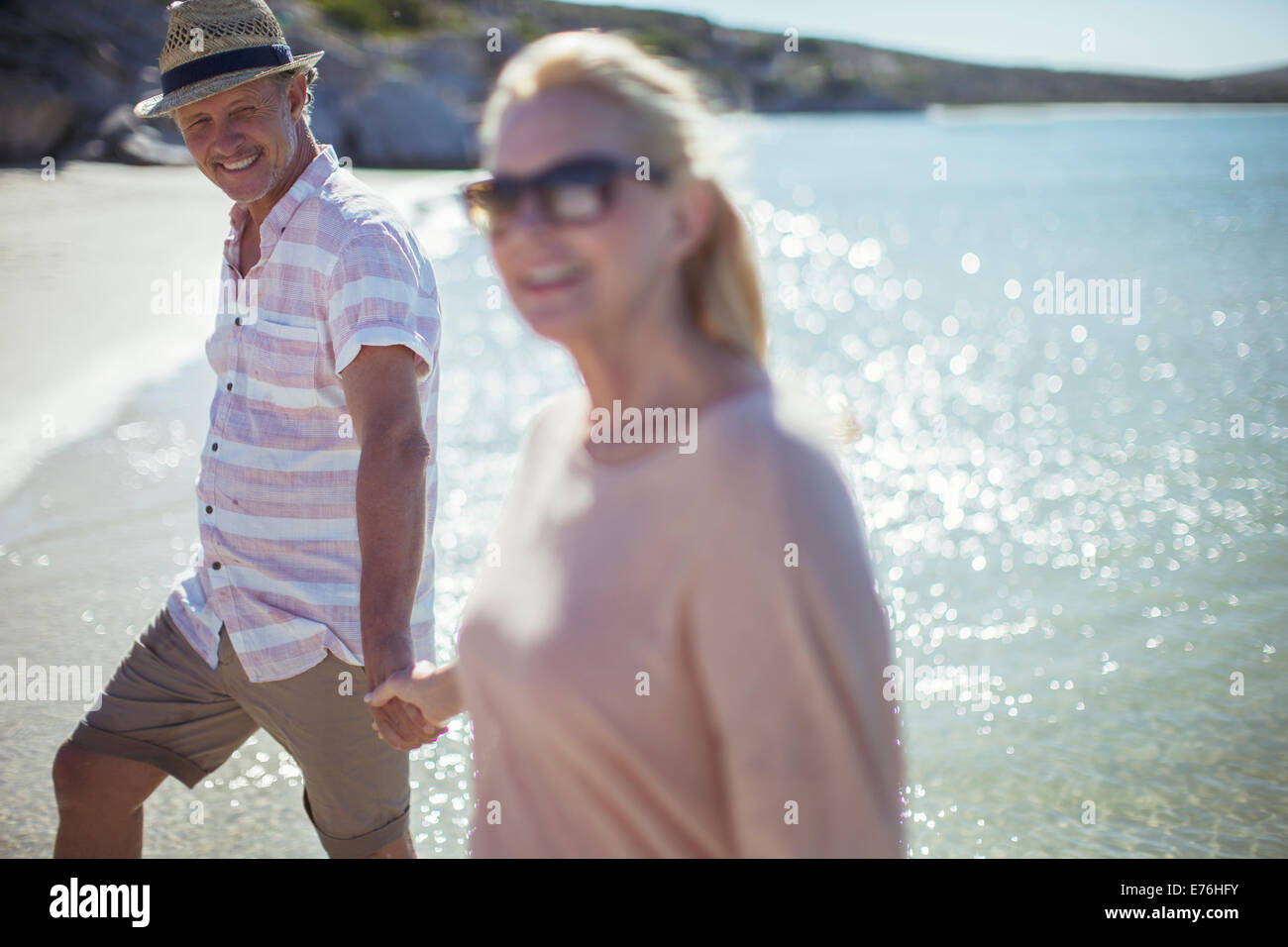 Paar halten die Hände am Strand Stockfoto