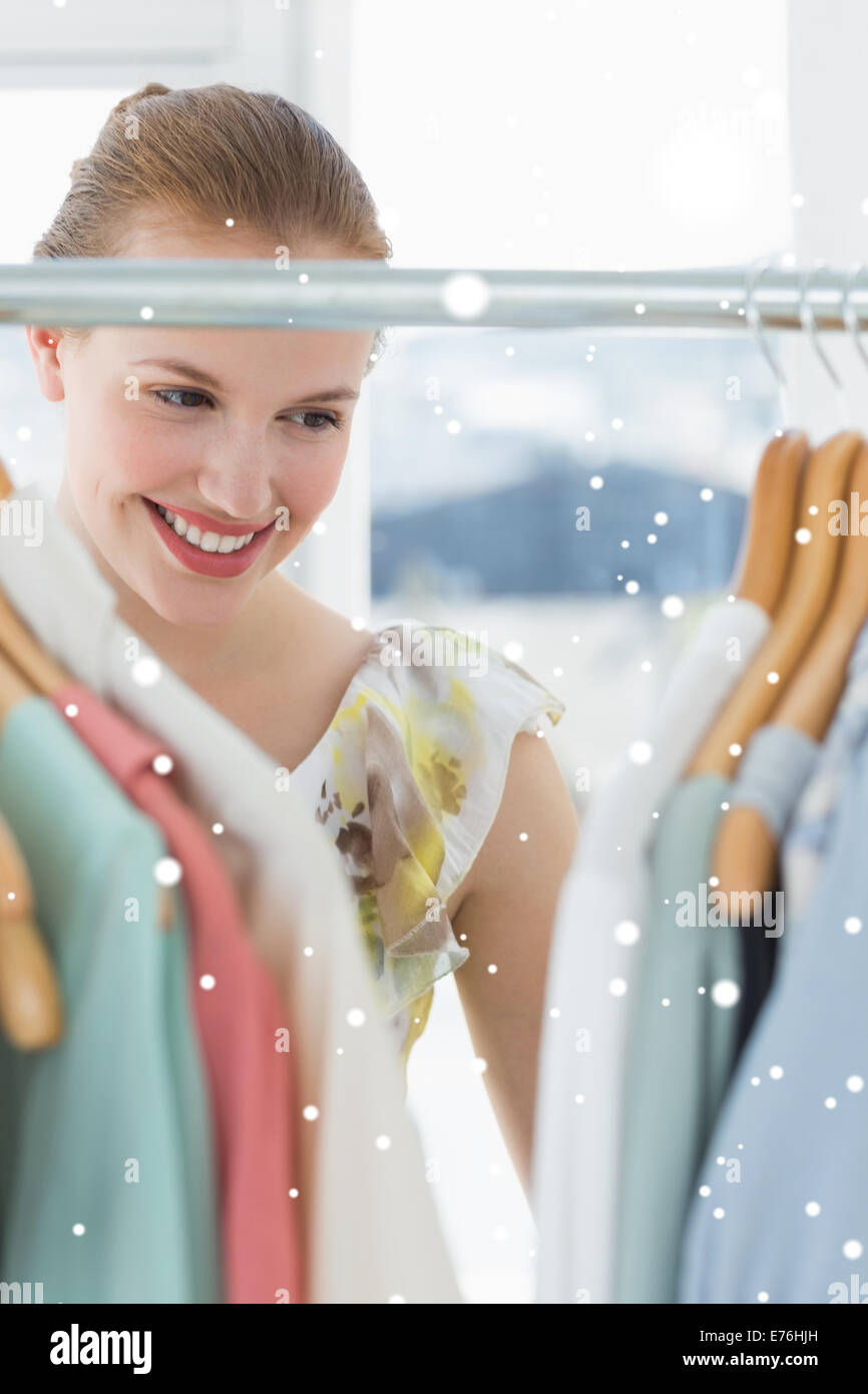 Zusammengesetztes Bild der schönen Kundin Kleidung im Shop auswählen Stockfoto