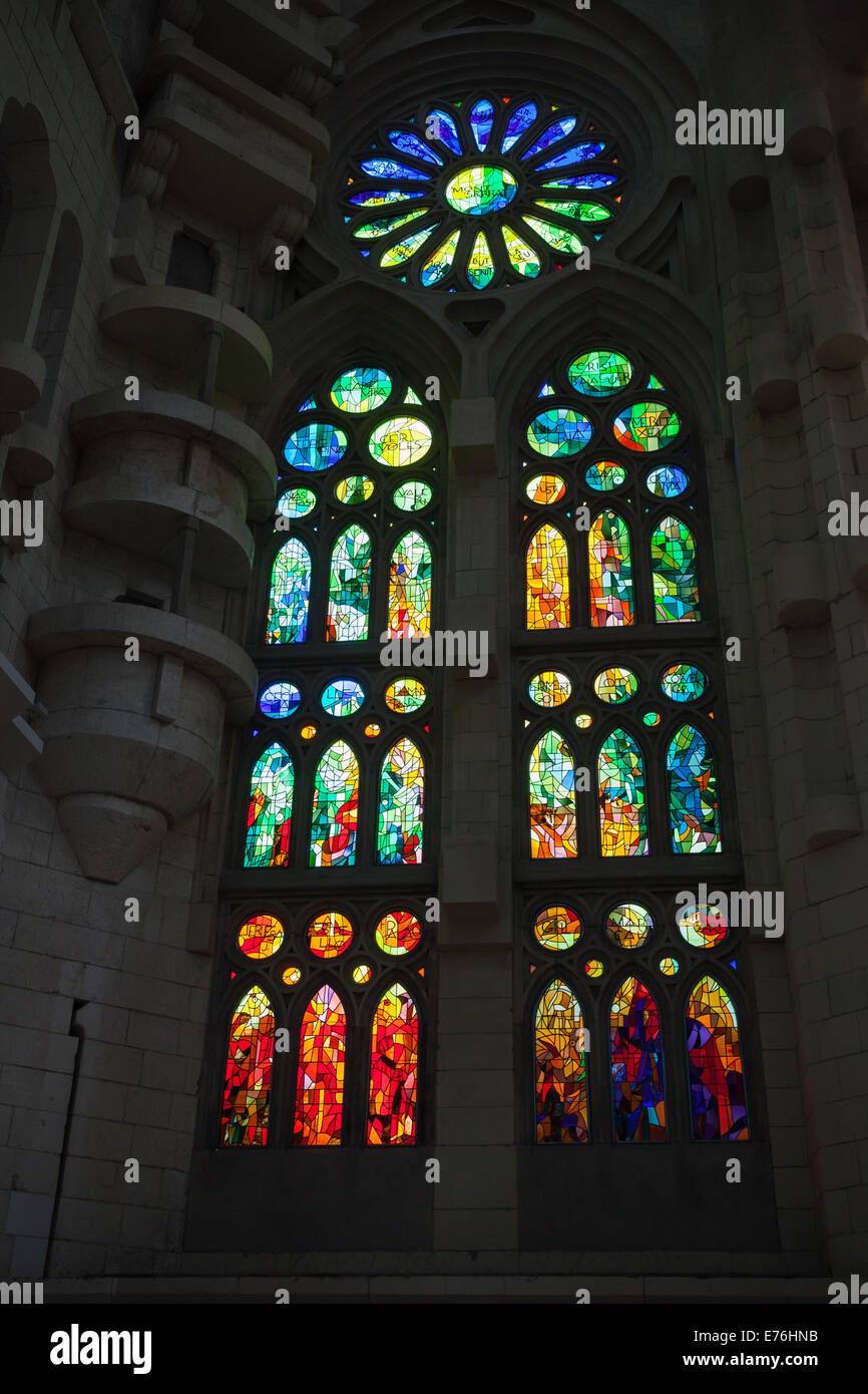 BARCELONA, Spanien - 27. August 2014: Glasfenster von La Sagrada Familia - die beeindruckende Kathedrale von Gaudi entworfen Stockfoto