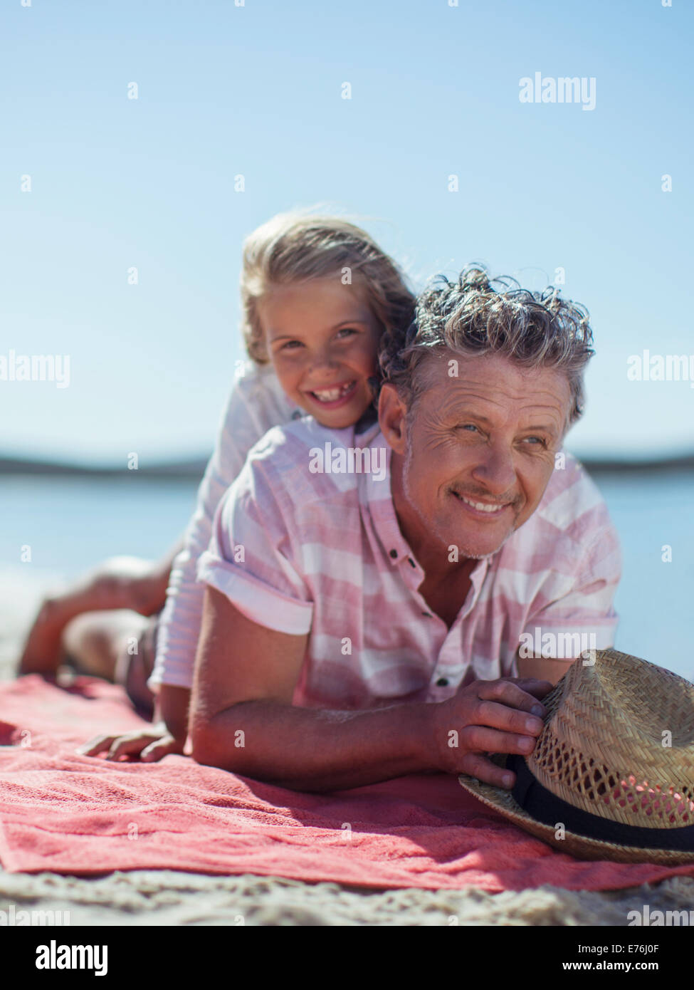 Großvater und Enkelin spielen am Strand Stockfoto
