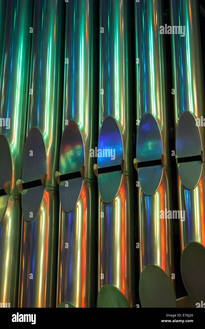 Bunt glänzende Orgel Rohre in Kirche, vertikale Foto Stockfoto