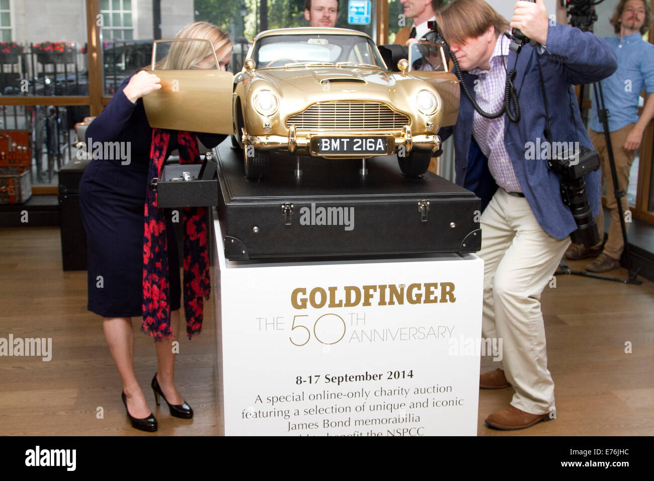 London, UK. 8. September 2014. Eine einmalige vergoldet dritten Nachbau von James Bond's iconic Aston Martin DB5 im Auftrag von EON Productions wird vom Auktionshaus Christies zugunsten NSPCC Nächstenliebe versteigert. Die Replik, die DB5 wurde, unterzeichnet Bond-Produktions-Designer Sir Ken Adam. Bildnachweis: Amer Ghazzal/Alamy Live-Nachrichten Stockfoto