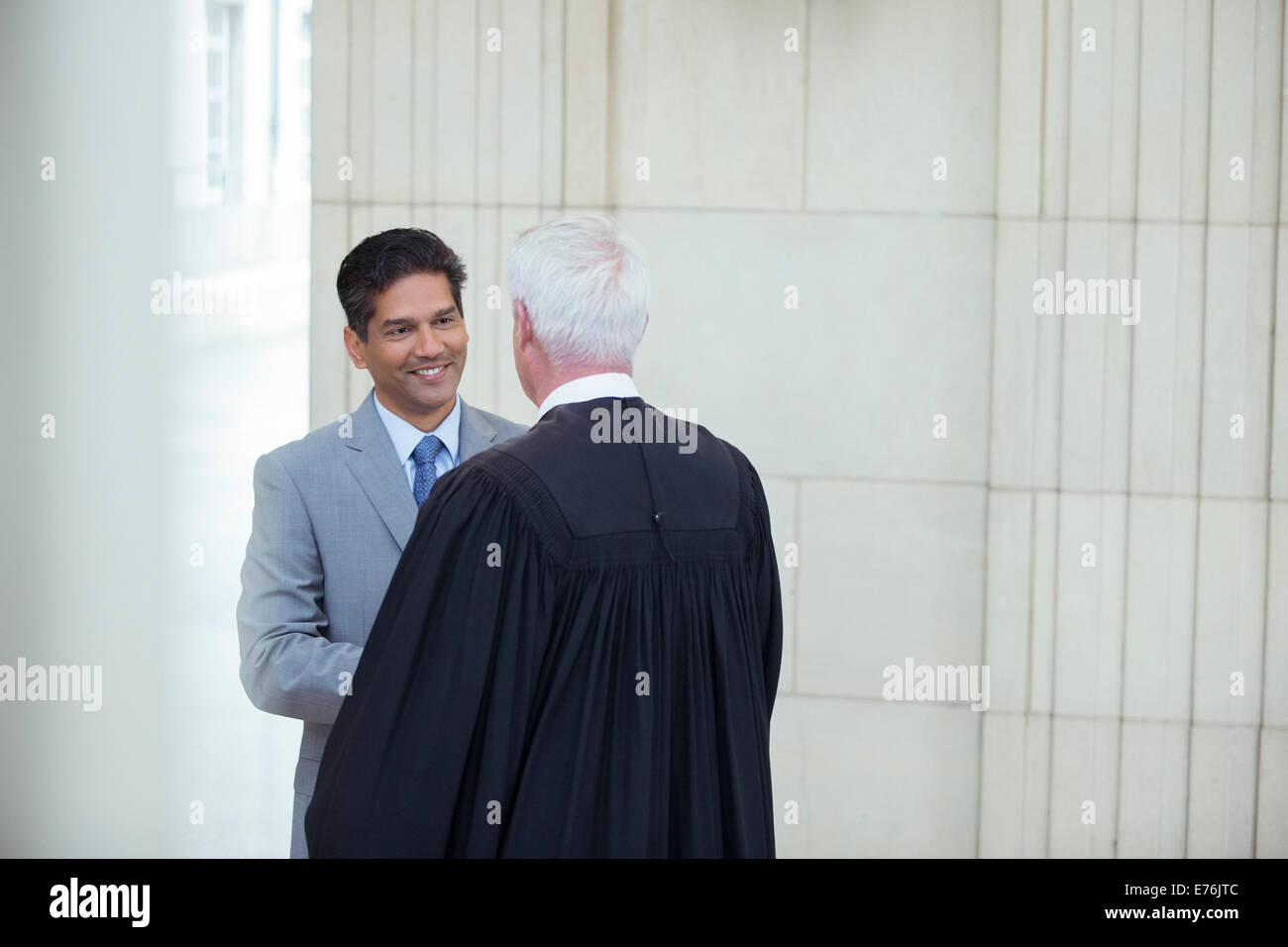 Anwalt und Richter sprechen im Gerichtsgebäude Stockfoto