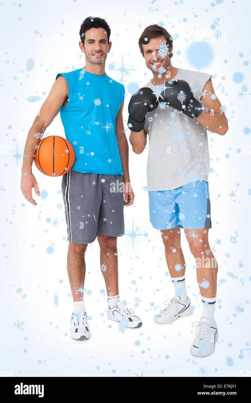 Zusammengesetztes Bild zweier Fit Männer mit Boxhandschuhen und basketball Stockfoto