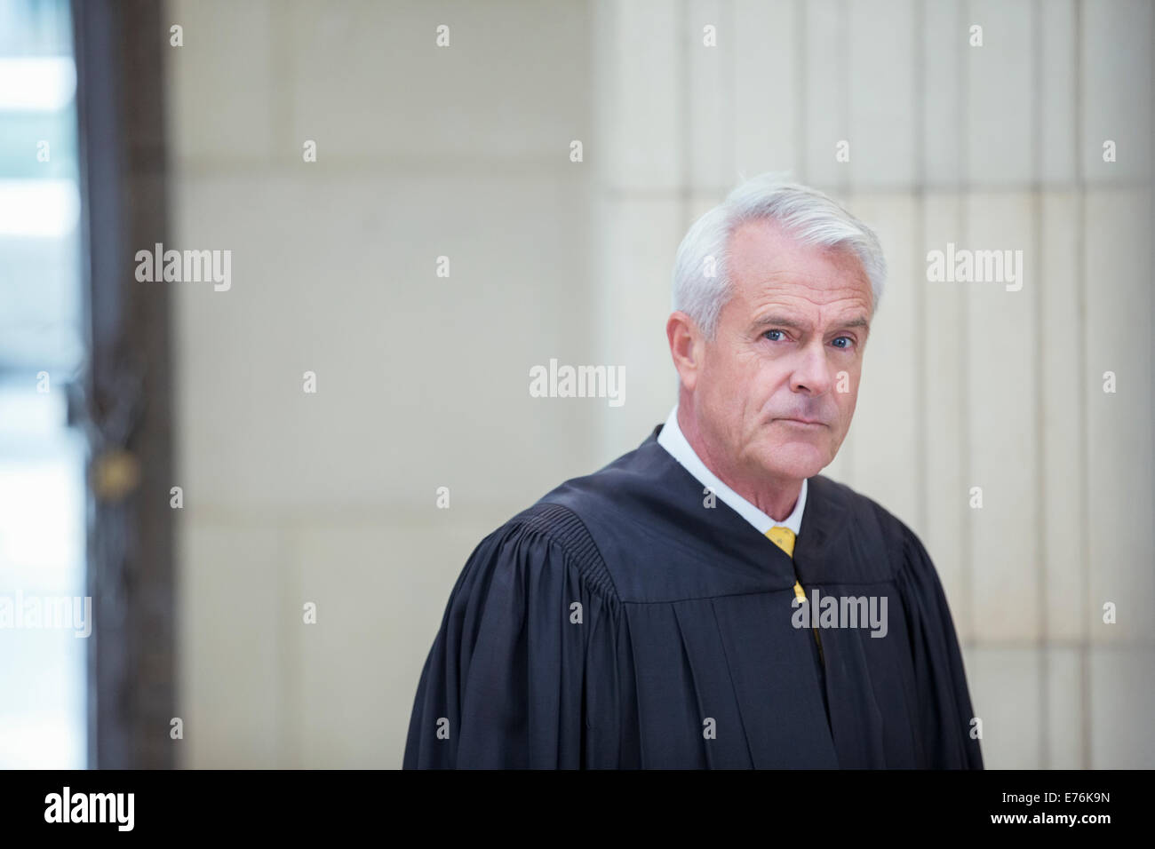 Richter stehen im Gerichtsgebäude Stockfoto