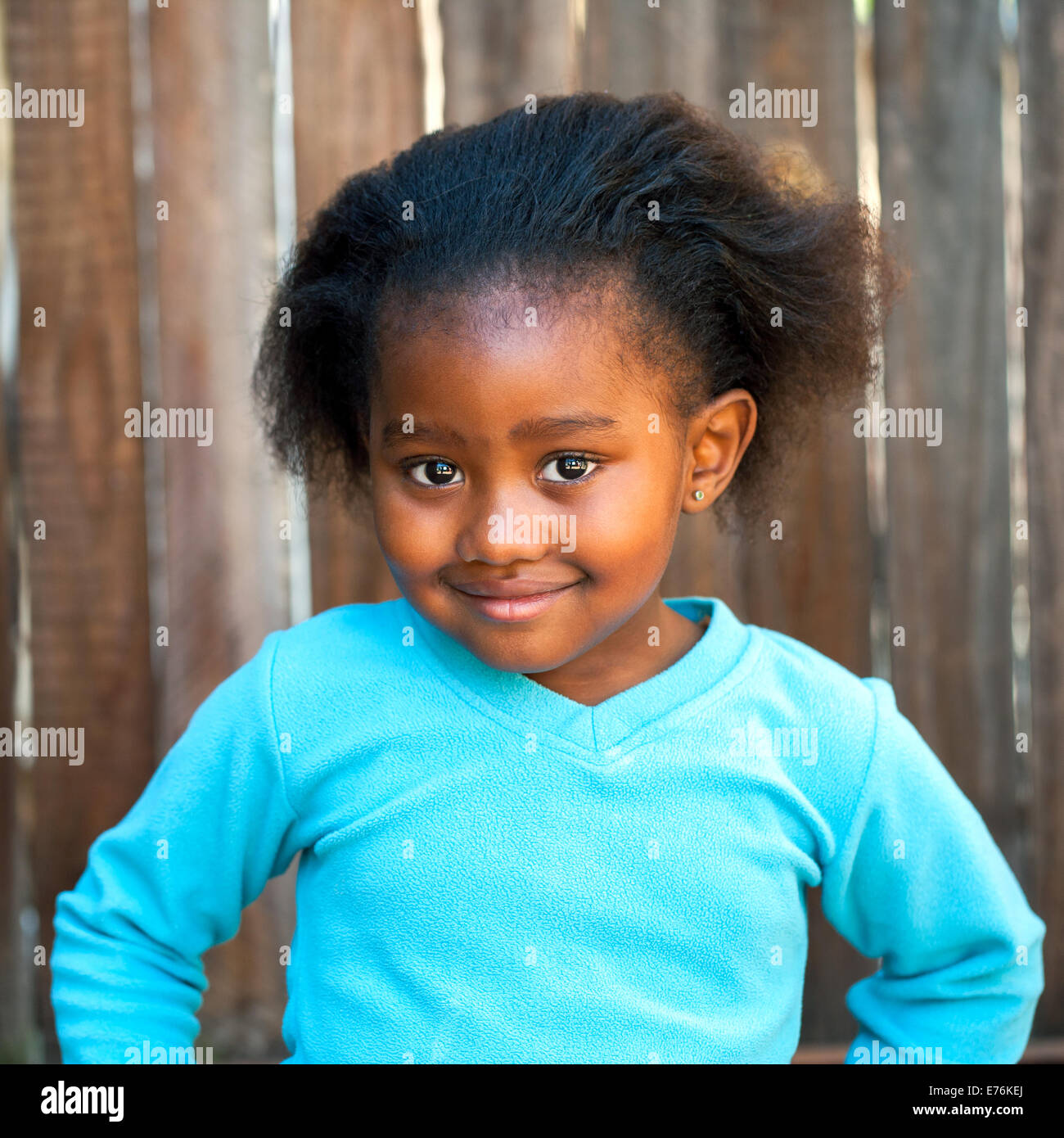 Afrikanische Mädchen tragen blaue Top im Freien. Stockfoto