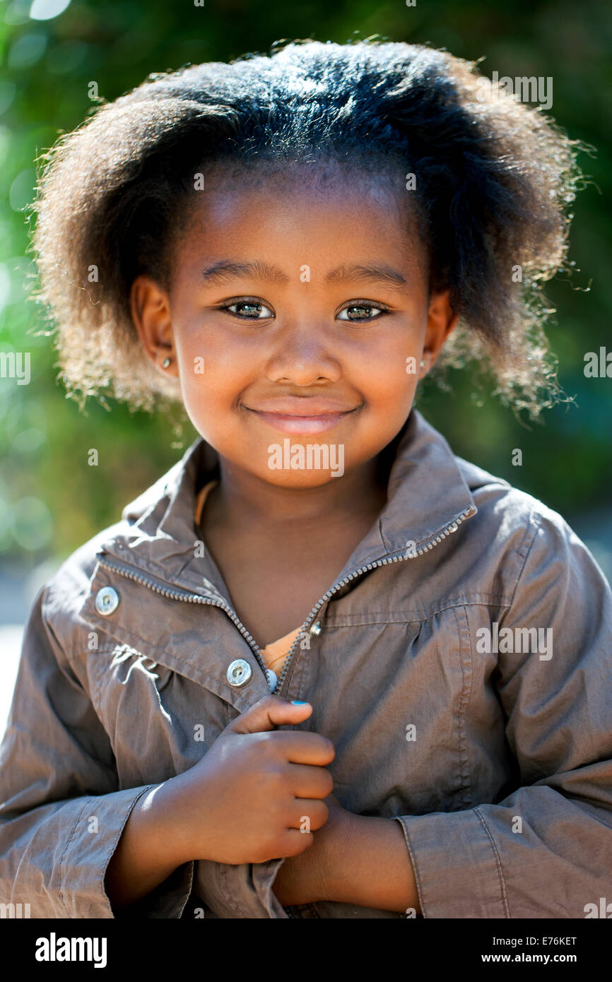 Outdoor-Porträt von netten afrikanischen Mädchen tragen braune Jacke. Stockfoto