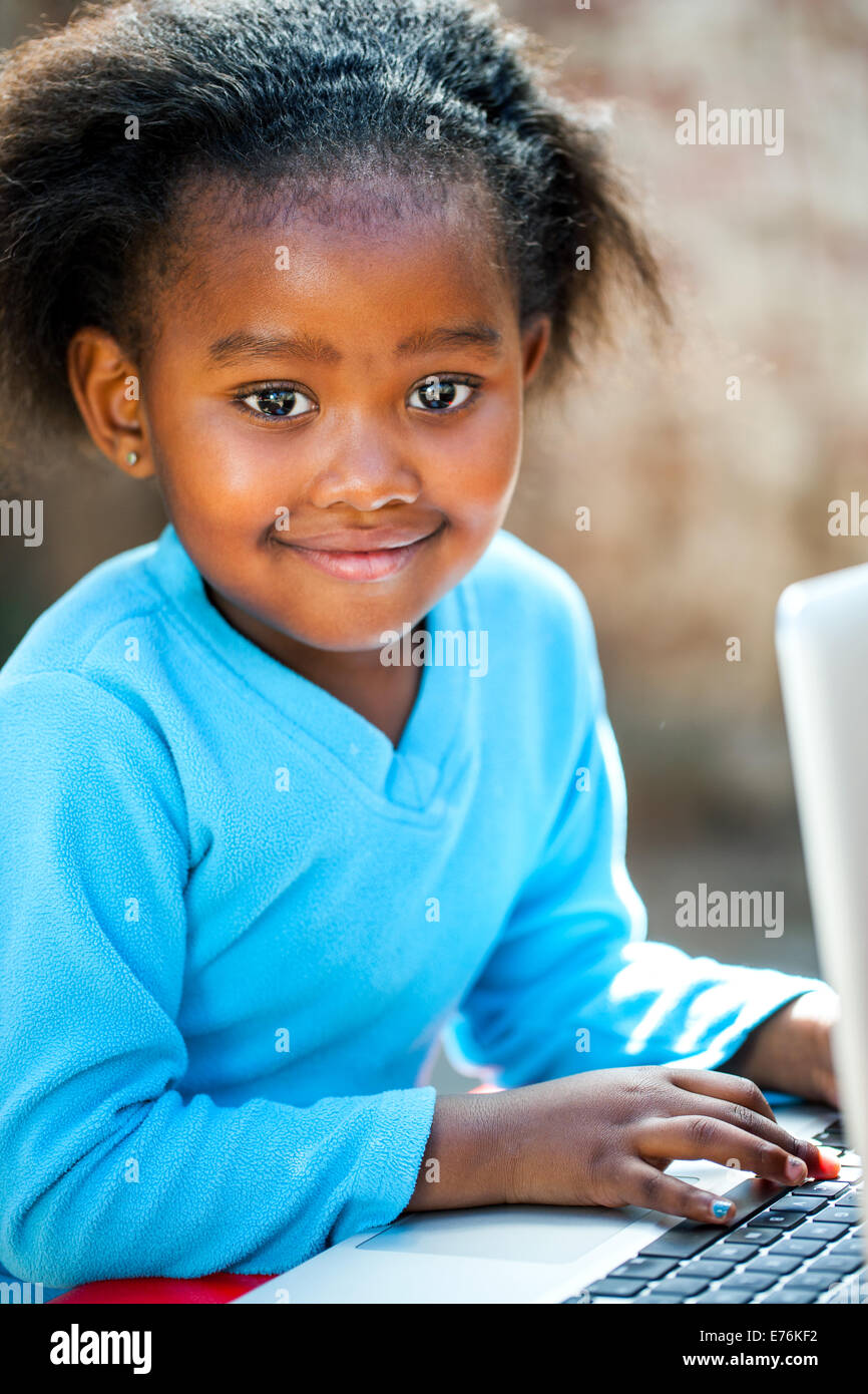 Porträt des jungen afrikanischen Studenten lernen mit Laptop. Stockfoto