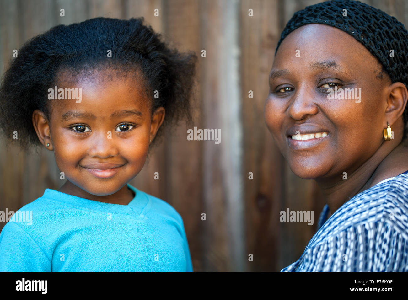 Porträt von niedlichen afrikanischen Mädchen neben Mutter. Stockfoto