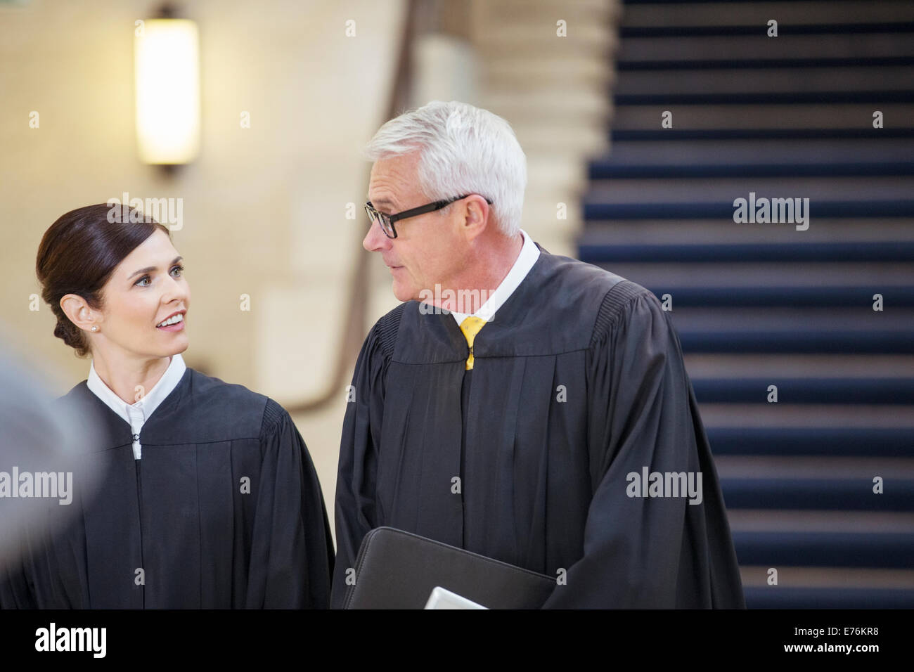 Richter sprechen im Gerichtsgebäude Stockfoto