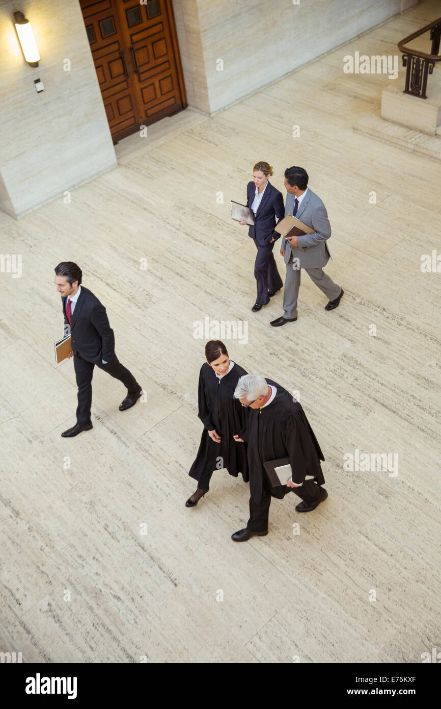 Richter und Anwalt zu Fuß durch Gerichtsgebäude Stockfoto