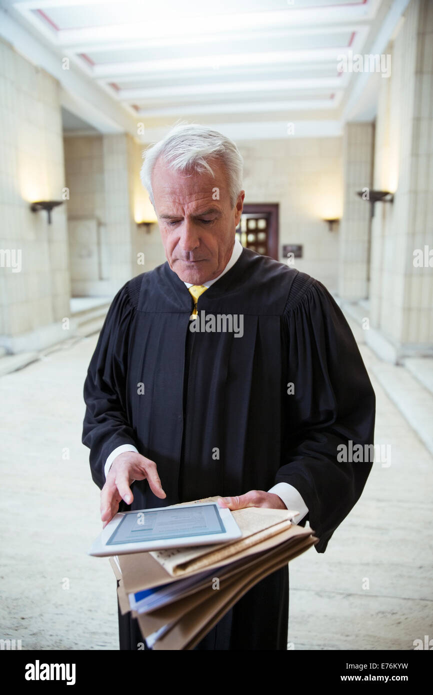 Mit digital-Tablette im Gerichtsgebäude zu beurteilen Stockfoto