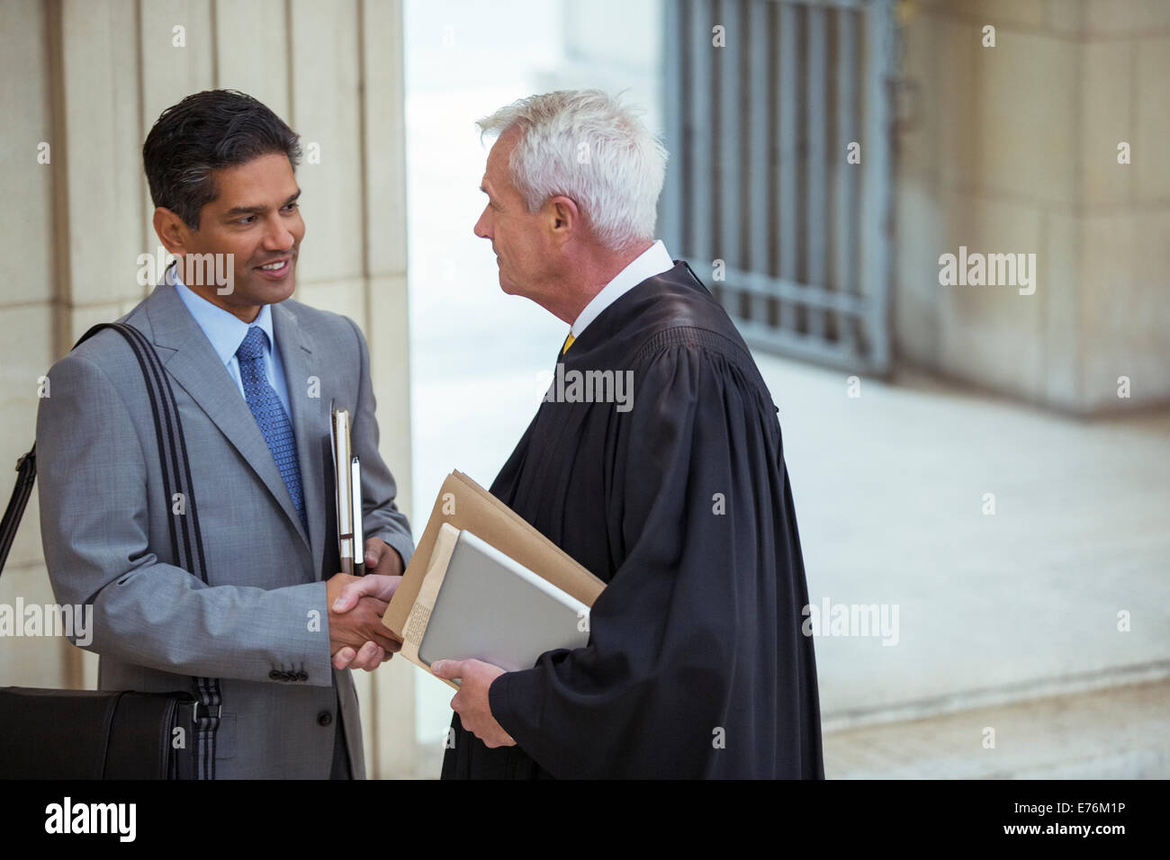 Richter und Anwalt sprechen im Gerichtsgebäude Stockfoto