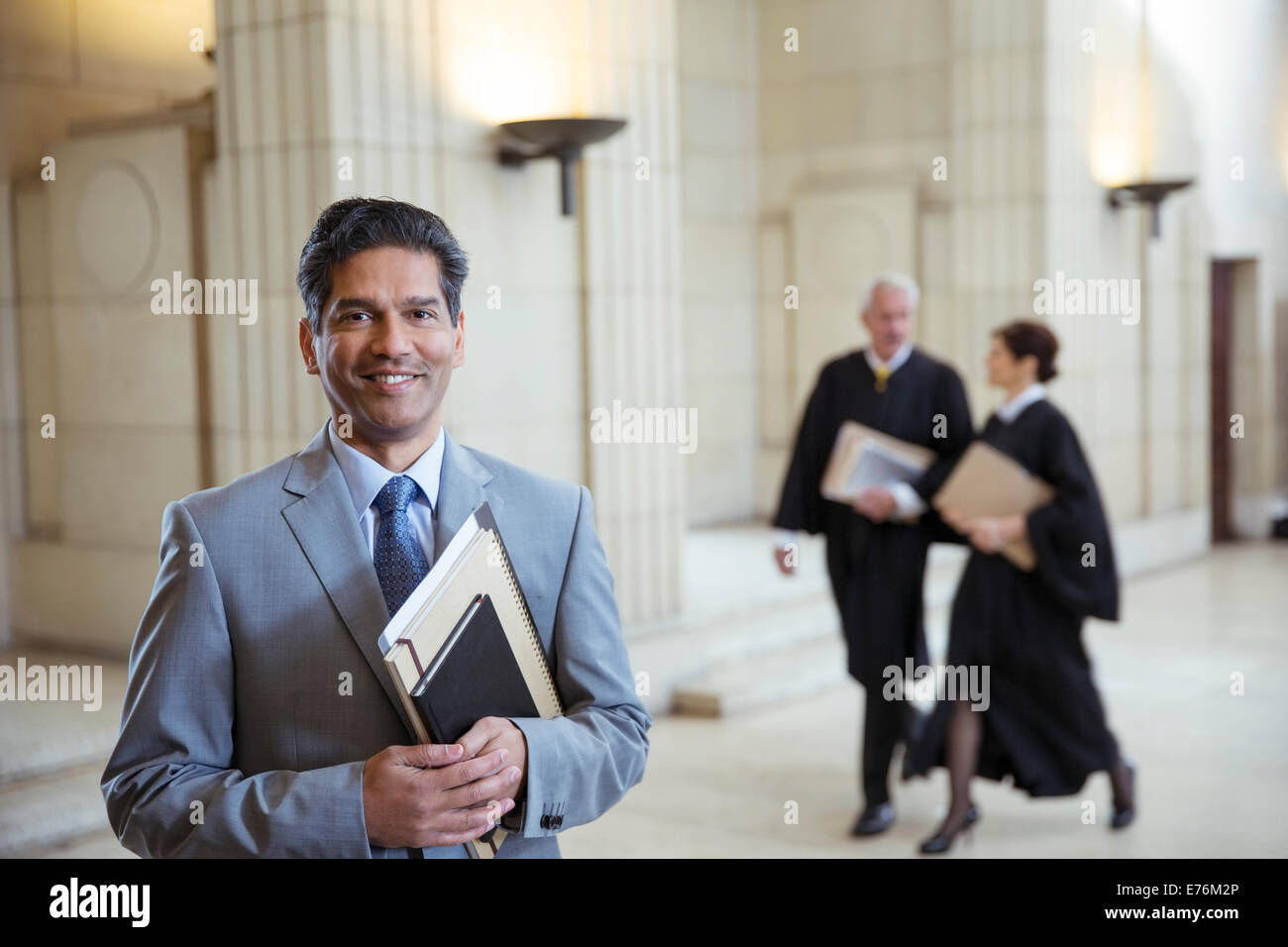 Anwalt hält Rechtsdokumente im Gerichtsgebäude Stockfoto