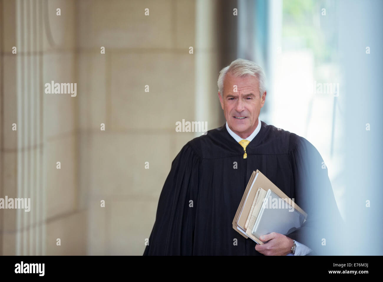 Richter zu Fuß durch Gerichtsgebäude Stockfoto