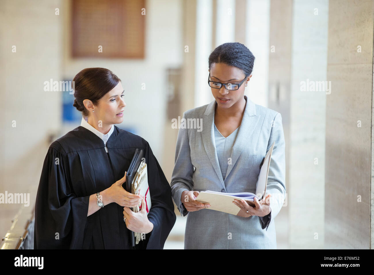Richter und Anwalt sprechen im Gerichtsgebäude Stockfoto