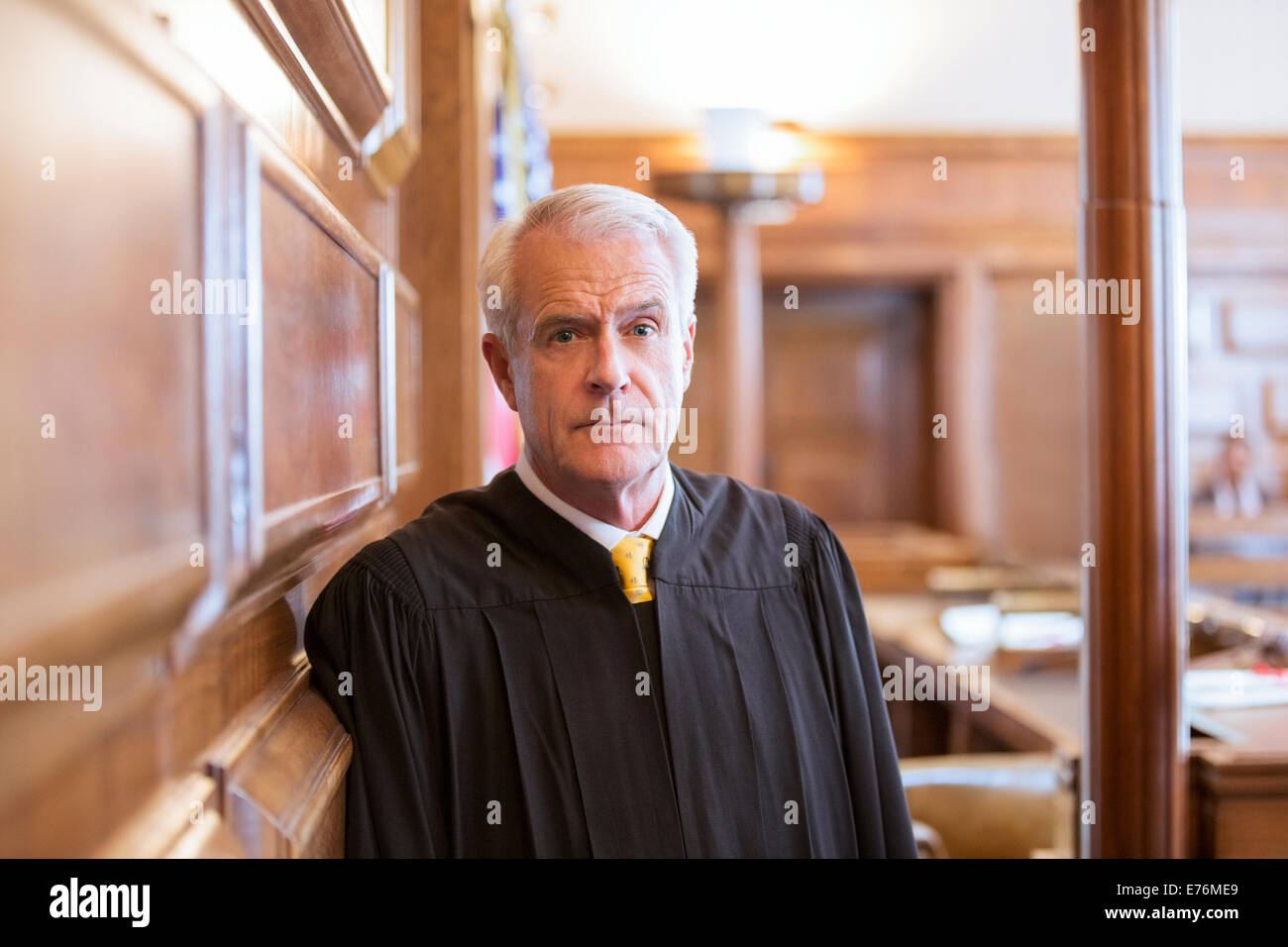 Richter stehen im Gerichtssaal Stockfoto